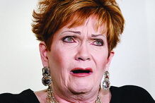 Beverly Nelson diz que Moore tentou violá-la quando tinha 16 anos