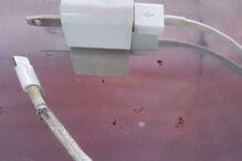 Adolescente morre eletrocutada por carregador de iPhone danificado