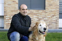 Emilio Ortiz esteve em Portugal com o seu cão-guia, Spock, para apresentar o seu primeiro romance: ‘Através dos meus pequenos olhos’. “Já estou a trabalhar no meu segundo romance”, revela o autor, que nasceu em Barakaldo, no País Basco, e que atualmente reside em Albacete