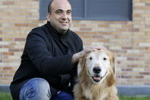 Emilio Ortiz esteve em Portugal com o seu cão-guia, Spock, para apresentar o seu primeiro romance: ‘Através dos meus pequenos olhos’. “Já estou a trabalhar no meu segundo romance”, revela o autor, que nasceu em Barakaldo, no País Basco, e que atualmente reside em Albacete