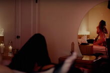 Johnny Depp protagoniza orgia com duas mulheres em videoclipe