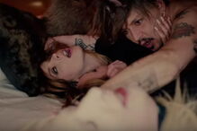 Johnny Depp protagoniza orgia com duas mulheres em videoclipe