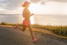 Mulher ia em corrida num parque quando foi apalpada