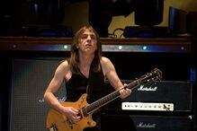 Malcolm Young num concerto de 2009