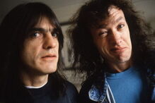 Malcolm Youn e Angus Young, dos AC/DC, em 1995