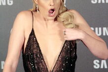 Adriana Abenia desfilou com um seio exposto e só reparou quando foi avisada