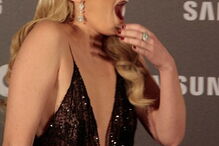 Adriana Abenia desfilou com um seio exposto e só reparou quando foi avisada