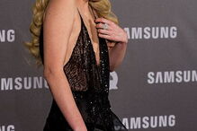 Adriana Abenia desfilou com um seio exposto e só reparou quando foi avisada