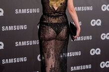 Adriana Abenia desfilou com um seio exposto e só reparou quando foi avisada