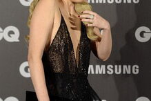 Adriana Abenia desfilou com um seio exposto e só reparou quando foi avisada