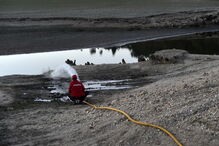Operação ém Fagilde envolve 45 camiões-cisterna de corporações de bombeiros provenientes de oito distritos. Água é obtida em Aguieira, a 60 quilómetros de distância 