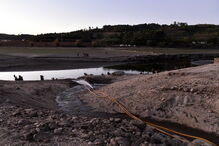 Operação em Fagilde envolve 45 camiões-cisterna de corporações de bombeiros provenientes de oito distritos. Água é obtida em Aguieira, a 60 quilómetros de distância 