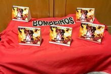 Cadela vive no quartel e é a mascote dos bombeiros. Calendário solidário à venda por 3,5 euros