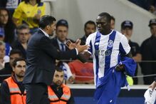 Aboubakar (dir.) é a única opção de Conceição (esq.) para a frente de ataque 