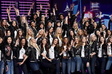 Modelos tratam dos últimos preparativos para o desfile do ano