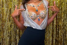 Modelos tratam dos últimos preparativos para o desfile do ano