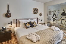 Tapete com bandeira de Portugal em hotel do Porto gera polémica