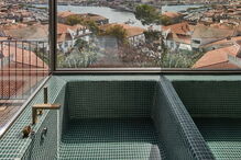 Tapete com bandeira de Portugal em hotel do Porto gera polémica