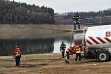 Os últimos dias têm sido de corrida contra o tempo no Centro: bombeiros recolhem água na Aguieira
