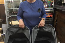 Dolores com os gémeos Eva e Mateo num café português