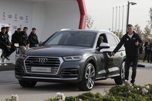 Jogadores do Real Madrid receberam os novos carros de serviço