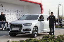 Jogadores do Real Madrid receberam os novos carros de serviço