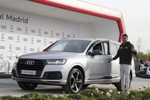 Jogadores do Real Madrid receberam os novos carros de serviço