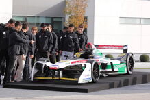 Jogadores do Real Madrid receberam os novos carros de serviço