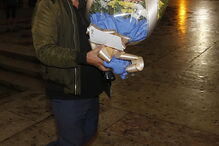 Familiares e amigos de João Ricardo prestam homenagens com coroas de flores e balões