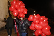 Familiares e amigos de João Ricardo prestam homenagens com coroas de flores e balões