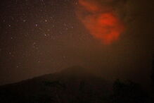 Vulcão de Bali entra em erupção	