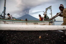 Vulcão de Bali entra em erupção	