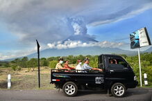 Vulcão de Bali entra em erupção	