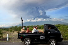 Vulcão de Bali entra em erupção	