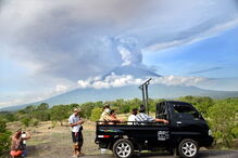 Vulcão de Bali entra em erupção	