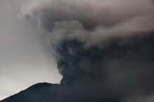 Vulcão de Bali entra em erupção	