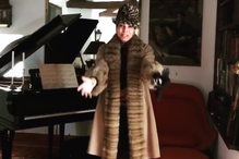 José Castelo Branco canta para Betty no aniversário