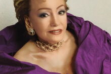 José Castelo Branco canta para Betty no aniversário