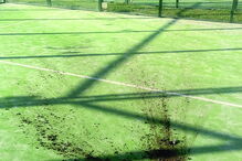 Garrafas com excrementos atiradas para os campos  