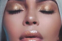 Kim Kardashian posa nua para campanha de cosméticos