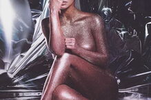 Kim Kardashian posa nua para campanha de cosméticos