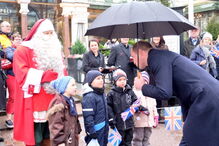 Príncipe William entrega carta do filho George ao Pai Natal