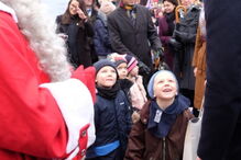 Príncipe William entrega carta do filho George ao Pai Natal