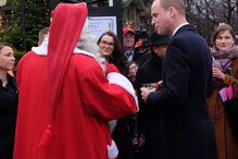 Príncipe William entrega carta do filho George ao Pai Natal