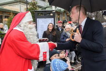 Príncipe William entrega carta do filho George ao Pai Natal