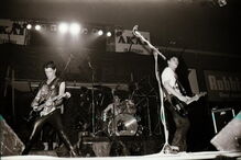 Zé Pedro em concerto com os Xutos & Pontapés em 1987