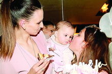 Modelo derretida com as filhas