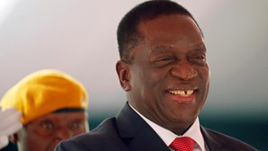 Presidente do Zimbabué defende suaíli como língua de África porque as europeias dividem
