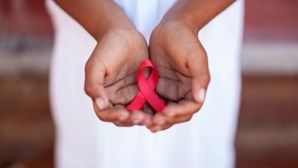 Angola e Moçambique entre os 12 países africanos que prometem acabar com a sida infantil em 2030