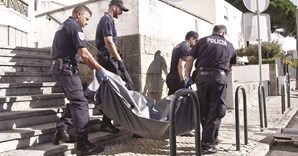 Equipa de automacas da PSP de Lisboa recolheu os dois corpos depois de os inspetores da Polícia Judiciária terem estado no local a recolher indícios   